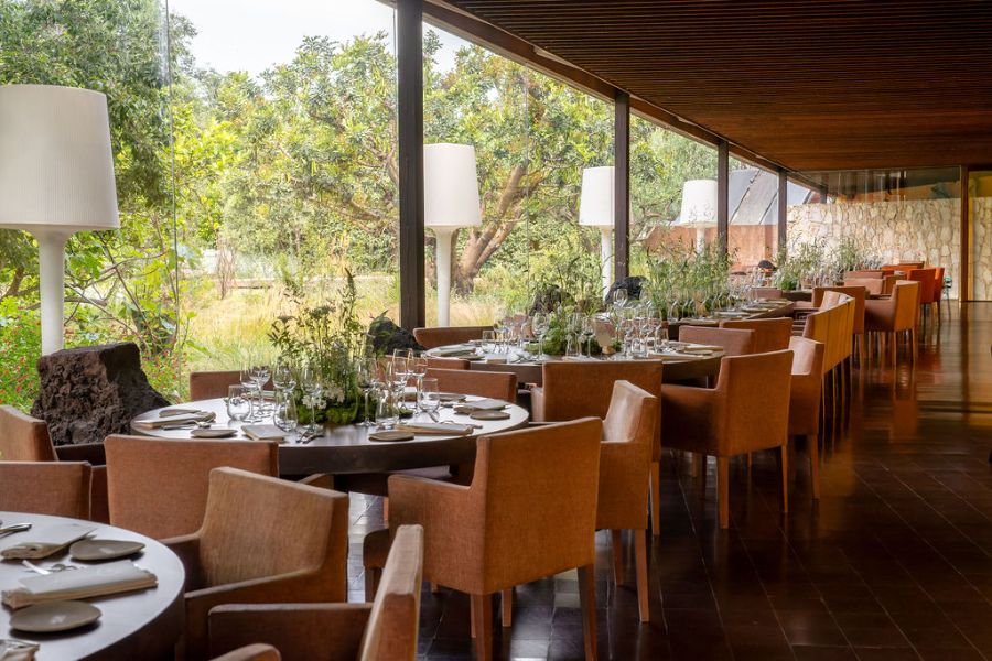Comedor de Follia abierto al jardín